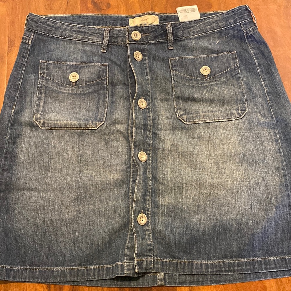 Levi’s skirt size 12 blue Jean color. Length is 19 inches. Four pockets.